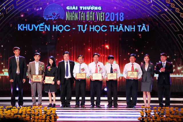 Ông Hát nhận giải thưởng "Nhân tài Đất Việt"